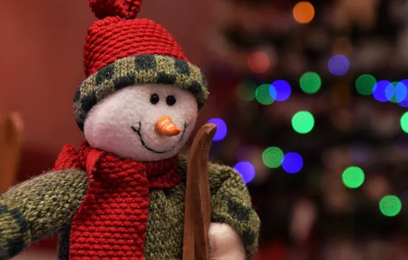 Картинка зима, огни, фон, праздник, шапка, игрушка, лыжи, шарф, Рождество, Новый год, снеговик, ёлка, фигурка, боке, …