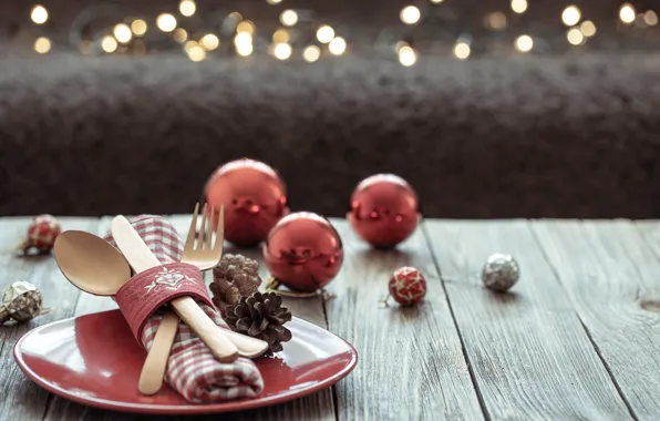 Картинка шарики, доски, тарелка, Рождество, ложка, нож, Новый год, вилка, гирлянды, шишки, новогодние украшения, сервировка, салфетки