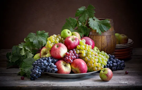 Картинка яблоки, виноград, бочонок
