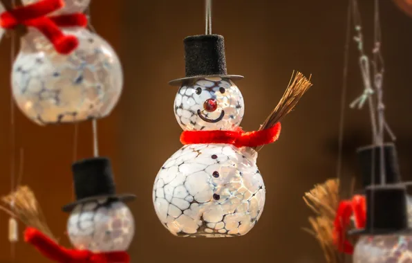 Картинка зима, улыбка, фон, праздник, игрушка, игрушки, шляпа, Рождество, Новый год, снеговики, снеговик, метла, шарфик, цилиндр, …