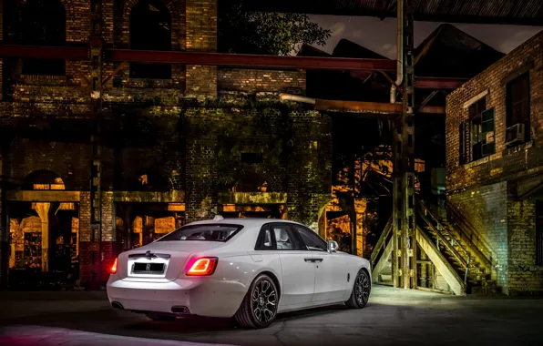 Картинка Rolls-Royce, Light, Ghost, White, Luxury, Rear, Rolls Royce Ghost, Black Badge