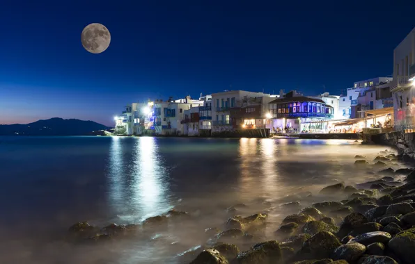 Картинка море, небо, ночь, огни, камни, луна, побережье, остров, дома, Греция, фонари, Mykonos