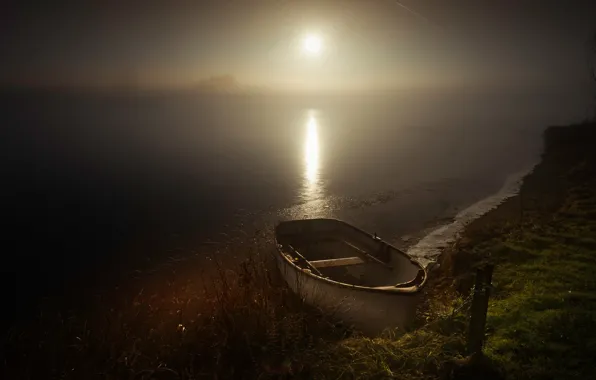 Картинка трава, вода, свет, пейзаж, ночь, природа, туман, блики, темнота, река, луна, берег, лодка, водоем, одинокая