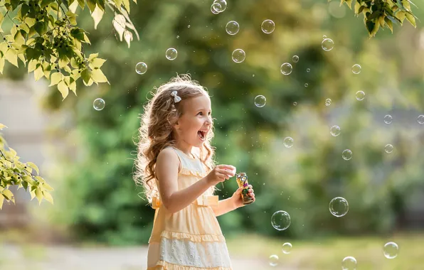Картинка лето, листья, радость, ветки, природа, игра, смех, мыльные пузыри, девочка, ребёнок, Георгий Дьяков