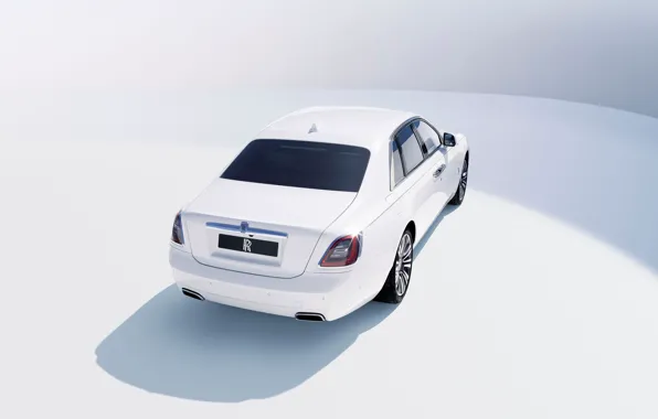 Картинка Белый, Rolls Royce, Ghost, V12, Сзади, 2020, 571 л.с., Светлый фон, Система Planar, 6.75-литровый бензиновый …