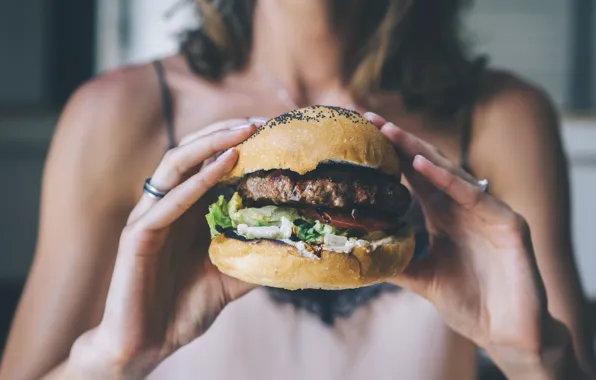 Картинка woman, hamburger, meat, fingers