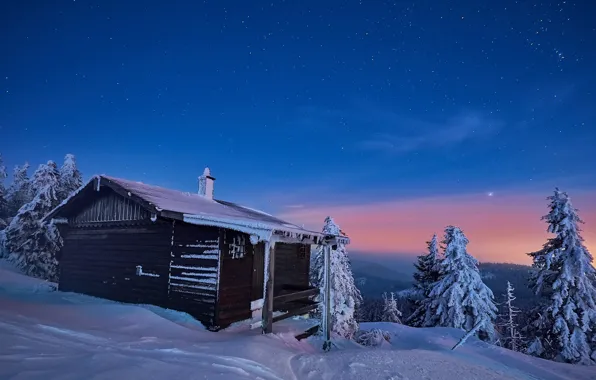 Картинка зима, небо, снег, деревья, пейзаж, природа, дом, звёзды, вечер, ели