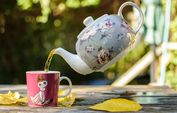 Картинка осень, свет, природа, стол, настроение, чай, листва, рисунок, доски, листок, позитив, чайник, девочка, кружка, чашка, …