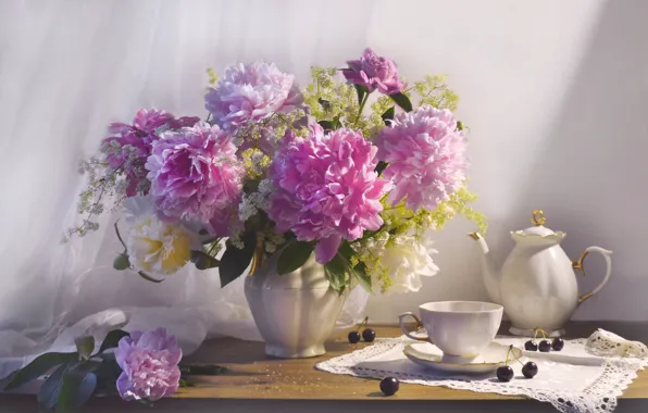 Картинка цветы, ягоды, букет, чайник, чашка, ткань, ваза, натюрморт, черешня, салфетка, пионы, Валентина Колова