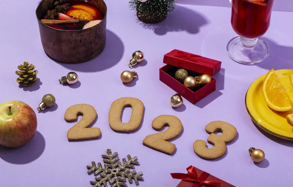 Картинка шарики, стол, подарок, бокал, яблоко, апельсины, печенье, цифры, Новый год, напиток, россыпь, ёлочка, снежинка, дольки, …
