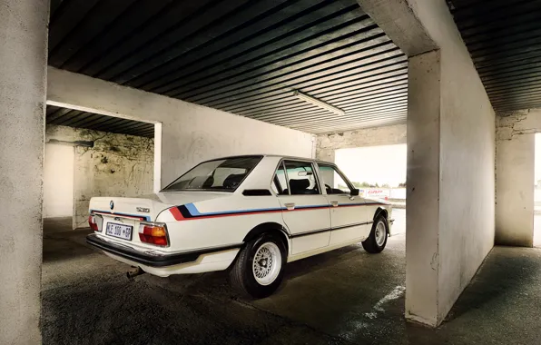 Картинка BMW, седан, задом, 1976, четырёхдверный, 5-series, E12, 530 MLE