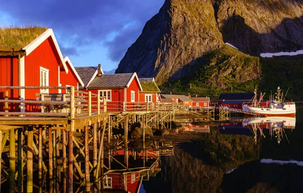 Картинка свет, горы, отражение, берег, лодка, Норвегия, красные, домики, водоем, сваи, Лофотены