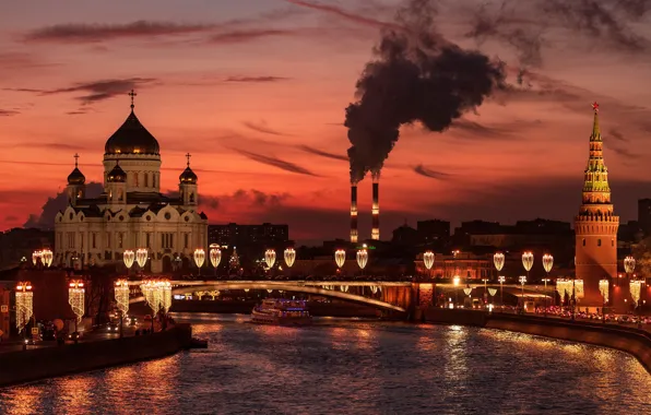 Картинка мост, трубы, город, река, дым, башня, вечер, освещение, Москва, храм, Кремль, теплоход