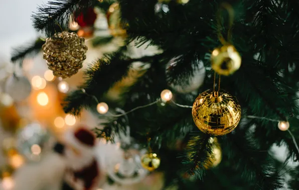 Картинка шарики, украшения, ветки, огни, праздник, Рождество, Новый год, хвоя, гирлянды, золотые, боке, ёлочные игрушки, новогодняя …