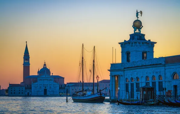 Картинка закат, город, здания, лодки, вечер, утро, Италия, церковь, Венеция, канал