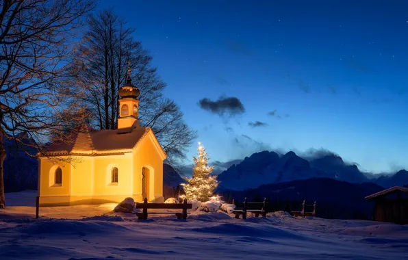 Картинка зима, снег, пейзаж, горы, ночь, природа, Германия, освещение, Рождество, церковь, ёлка, Гармиш-Партенкирхен, Garmisch-Partenkirchen