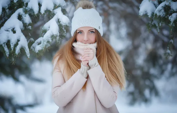 Картинка зима, взгляд, девушка, снег, ветки, шапка, волосы, руки, мороз, шапочка, боке, Марина Бондарь