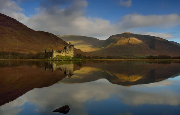 Картинка осень, небо, облака, свет, горы, озеро, отражение, синева, замок, холмы, голубое, берег, растительность, камень, Шотландия, …