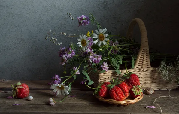 Картинка лето, цветы, ягоды, доски, ромашки, букет, клубника, клевер, натюрморт, корзинка