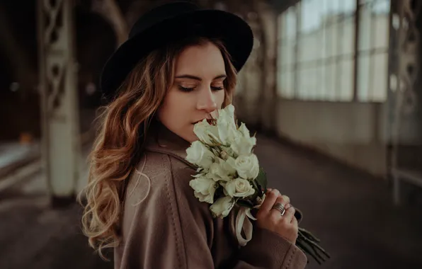 Картинка девушка, цветы, лицо, букет, шляпка, длинные волосы, белые розы, Альбина Пономарева