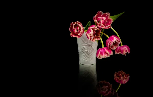 Картинка цветы, отражение, тюльпаны, красные, ваза, черный фон, композиция