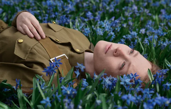 Картинка девушка, цветы, лежит, военная форма, Dmitry Levykin