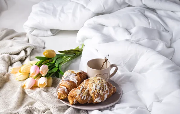 Картинка кофе, чашка, постель, тюльпаны, romantic, tulips, coffee cup, круассаны, croissant, breakfast
