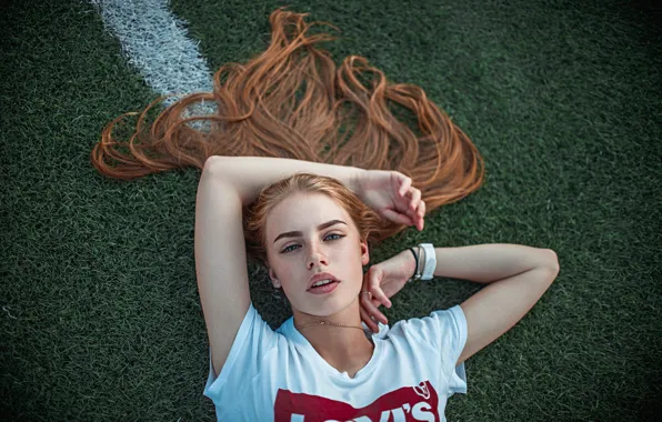 Картинка взгляд, газон, Девушка, футболка, лежит, рыжая, Саша Руских, Даша Кайсарова