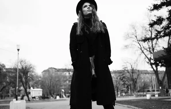 Картинка девушка, поза, модель, портрет, шляпа, макияж, прическа, стоит, пальто, на улице, боке, Kalynsky, чеорно-белое