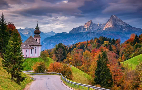 Картинка дорога, осень, лес, деревья, горы, Германия, Бавария, церковь, Germany, Bavaria, Bavarian Alps, Баварские Альпы, Berchtesgaden, …