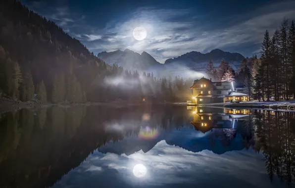 Картинка свет, пейзаж, горы, ночь, природа, озеро, луна, дома, Италия, леса, Roberto Aldrovandi