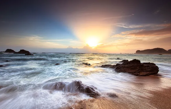Картинка песок, море, волны, пляж, небо, солнце, облака, свет, камни, скалы, рассвет, берег, утро, горизонт, прибой