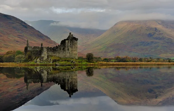 Картинка осень, небо, облака, горы, туман, озеро, отражение, замок, холмы, берег, растительность, склоны, Шотландия, башни, дымка, …