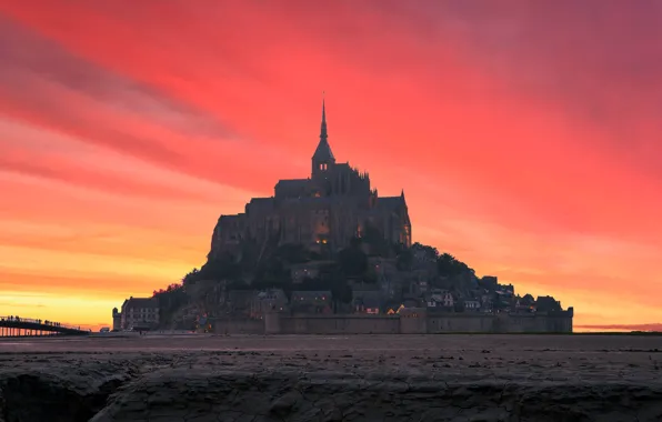 Картинка небо, замок, Франция, зарево, Le mont Saint Michel