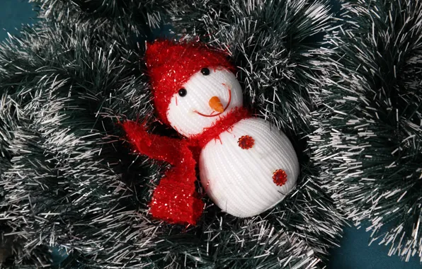 Картинка зима, праздник, шапка, игрушка, шарф, Рождество, Новый год, лежит, снеговик, мишура, новогодние украшения, новогодние декорации
