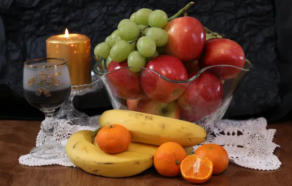 Картинка стол, огонь, яблоки, бокал, свеча, виноград, бананы, ваза, фрукты, мандарины