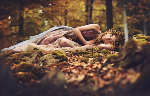 Картинка осень, лес, взгляд, девушка, листва, платье, лежит, венок, нимфа