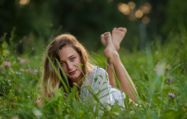 Картинка Девушка, лежит, в траве