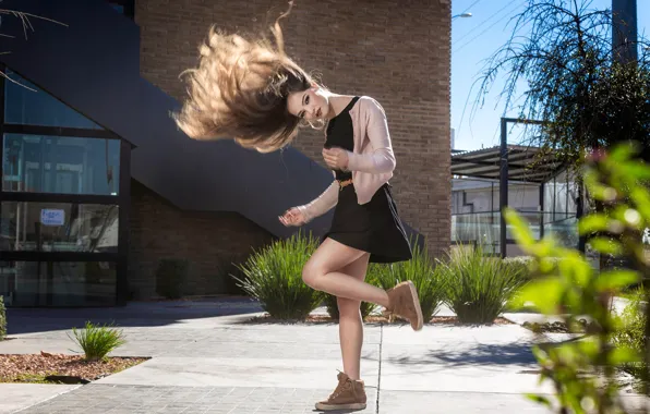 Картинка взгляд, девушка, солнце, поза, волосы, ножки, Fernanda Irigoyen