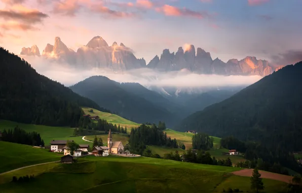 Картинка горы, туман, Альпы, церковь, домики, луга, Доломиты