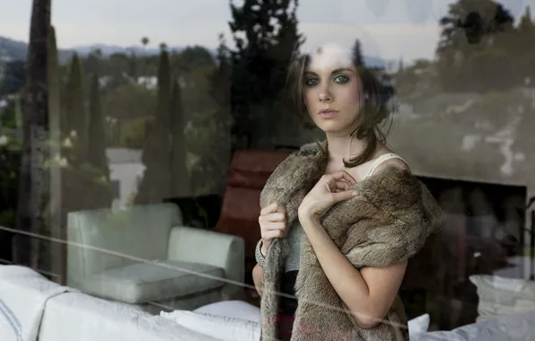 Картинка взгляд, девушка, поза, окно, мех, Alison Brie