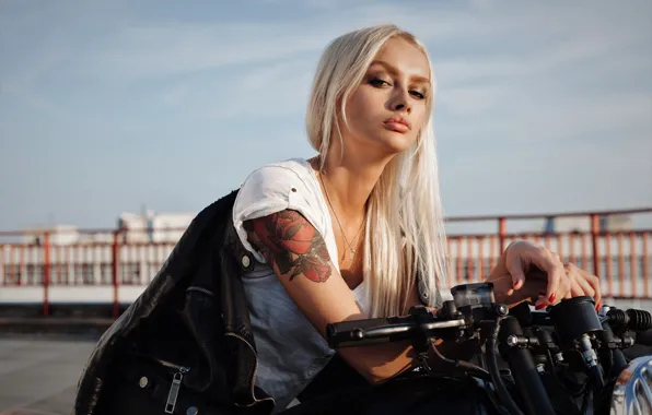 Картинка девушка, куртка, Girl, блондинка, губы, Мотоцикл, татуировки, Tattoo, Motorcycle