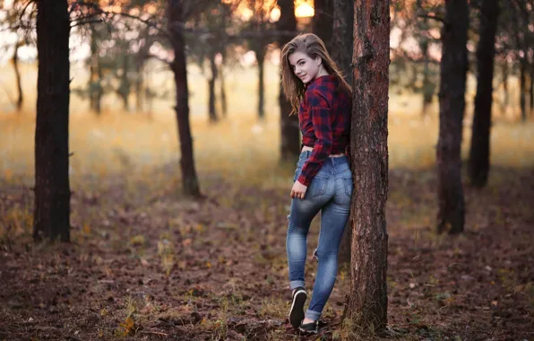 Картинка girl, forest, trees, nature, photo, photographer, blue eyes, leaves, model, bokeh, jeans, brunette, shirt, looking …