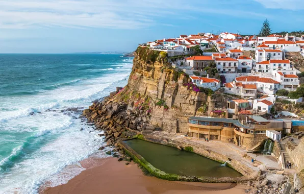 Картинка песок, море, пляж, небо, облака, камни, скалы, побережье, дома, горизонт, прибой, Португалия, Sintra