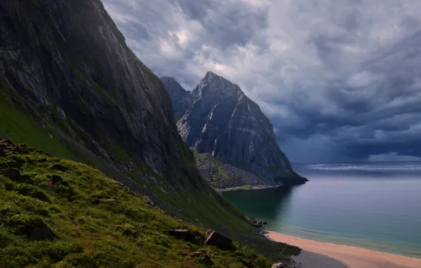 Картинка море, пляж, небо, облака, горы, тучи, природа, пасмурно, скалы, Норвегия