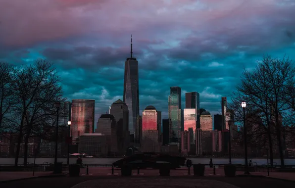 Картинка облака, city, город, флаг, USA, США, Манхэттен, Manhattan, clouds, flag, голые деревья, Sanaan Mazhar, небоскребы …