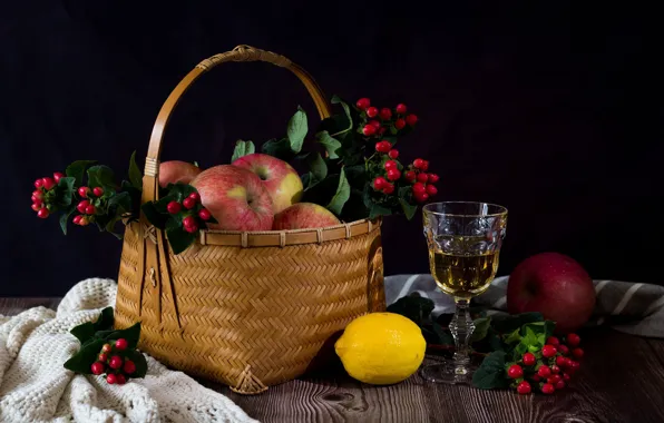 Картинка ягоды, темный фон, стол, вино, лимон, яблоки, бокал, плоды, алкоголь, красные, ткань, фрукты, черный фон, …
