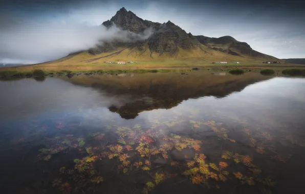 Картинка горы, скалы, берег, растительность, дно, домики, Исландия, водоем