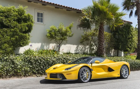 Картинка дом, пальмы, куст, Желтый, Ferrari, Ферари, колёса, LaFerrari Aperta