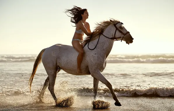Картинка девушка, конь, берег